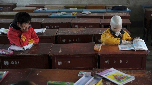 Estudante, vítima de queimaduras, durante aula em Zhuanji, China