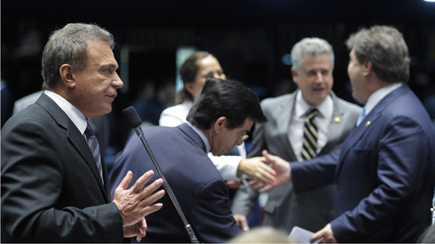 O senador Alvaro Dias discursa no plenário: 'voto secreto favorece o corporativismo'