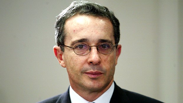 O então presidente colombiano Álvaro Uribe, em 2002