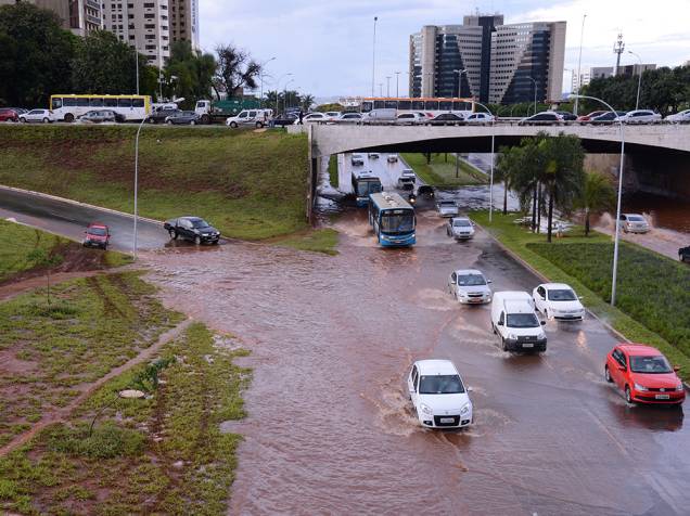 Chuva alaga avenidas no centro de Brasília e complica o trânsito na cidade no último dia 17