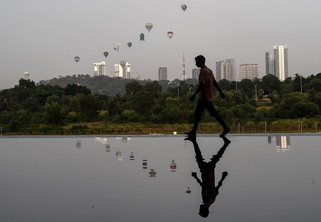  <br><br><br>Balões de ar quente são refletidos em um lago enquanto sobrevoam em Putrajaya, na Malásia, durante o Festival Internacional de Balão de Ar Quente. O evento acontece de 11 a 13 de março