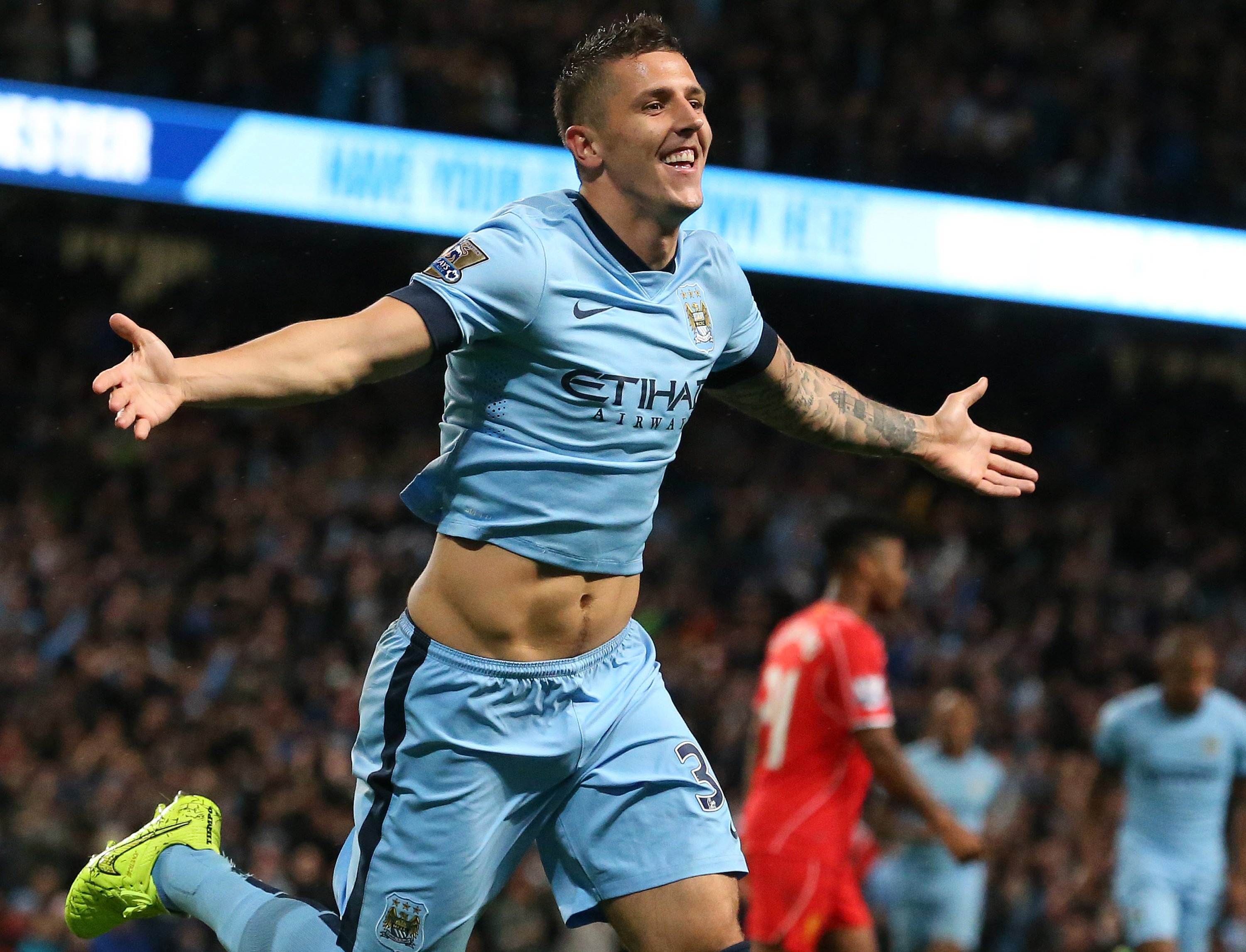 Stevan Jovetic, atacante montenegrino do Manchester City, comemora gols contra o Liverpool