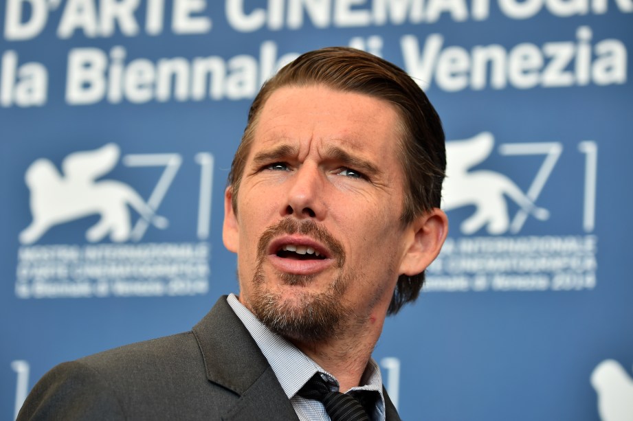 O ator americano Ethan Hawke chega para a exibição do longa Boa Morte, durante o 71º Festival de Veneza, na Itália