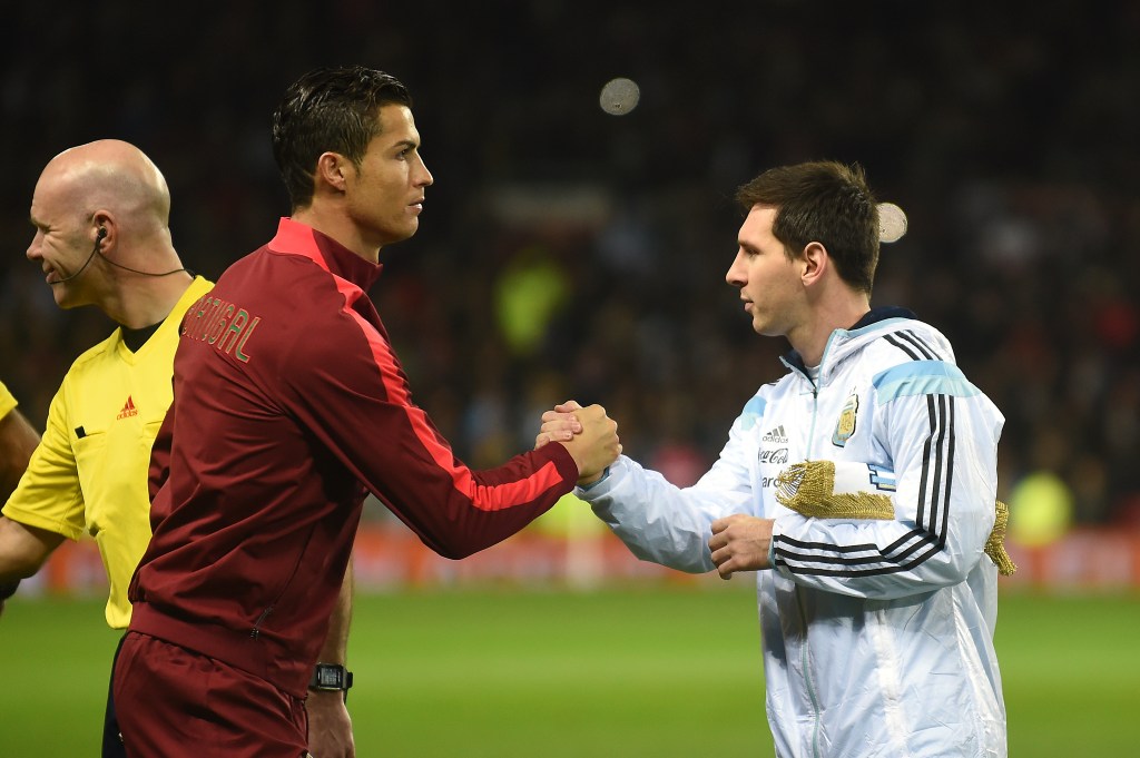 Cristiano Ronaldo e Lionel Messi antes do início do amistoso em Manchester