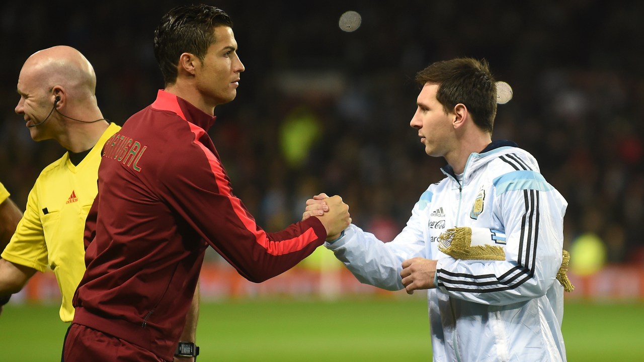 Cristiano Ronaldo e Lionel Messi antes do início do amistoso em Manchester