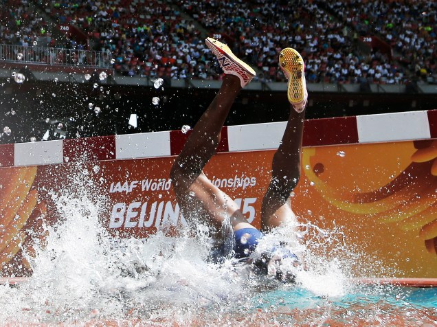 Panamenha erra salto e cai de cara na água em Mundial de atletismo. Rolanda Bell conseguiu terminar a prova dos 3.000m com obstáculos mesmo depois da queda no Ninho de Pássaro, em Pequim