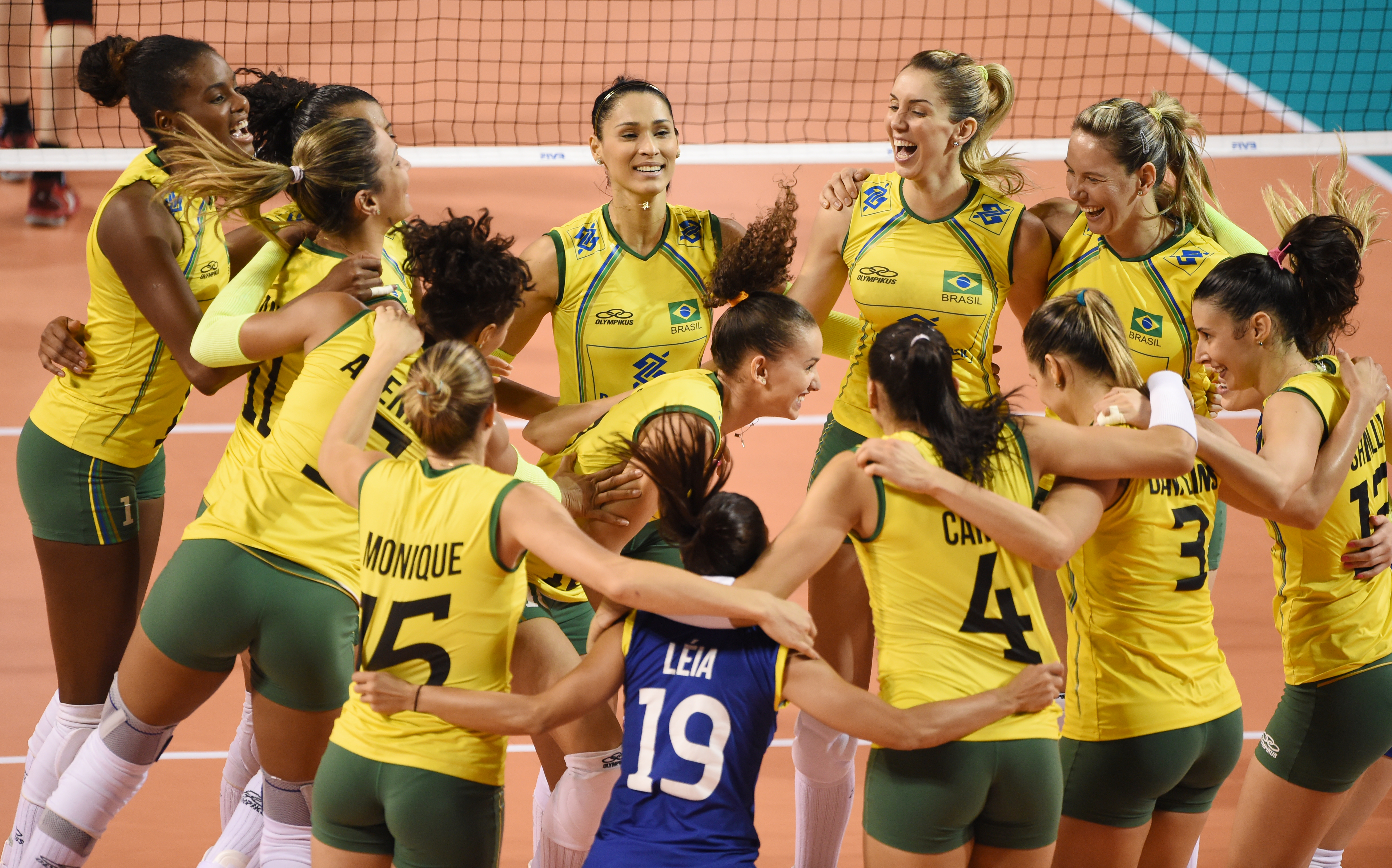 Em Tóquio, as brasileiras comemoram a conquista de mais um Grand Prix