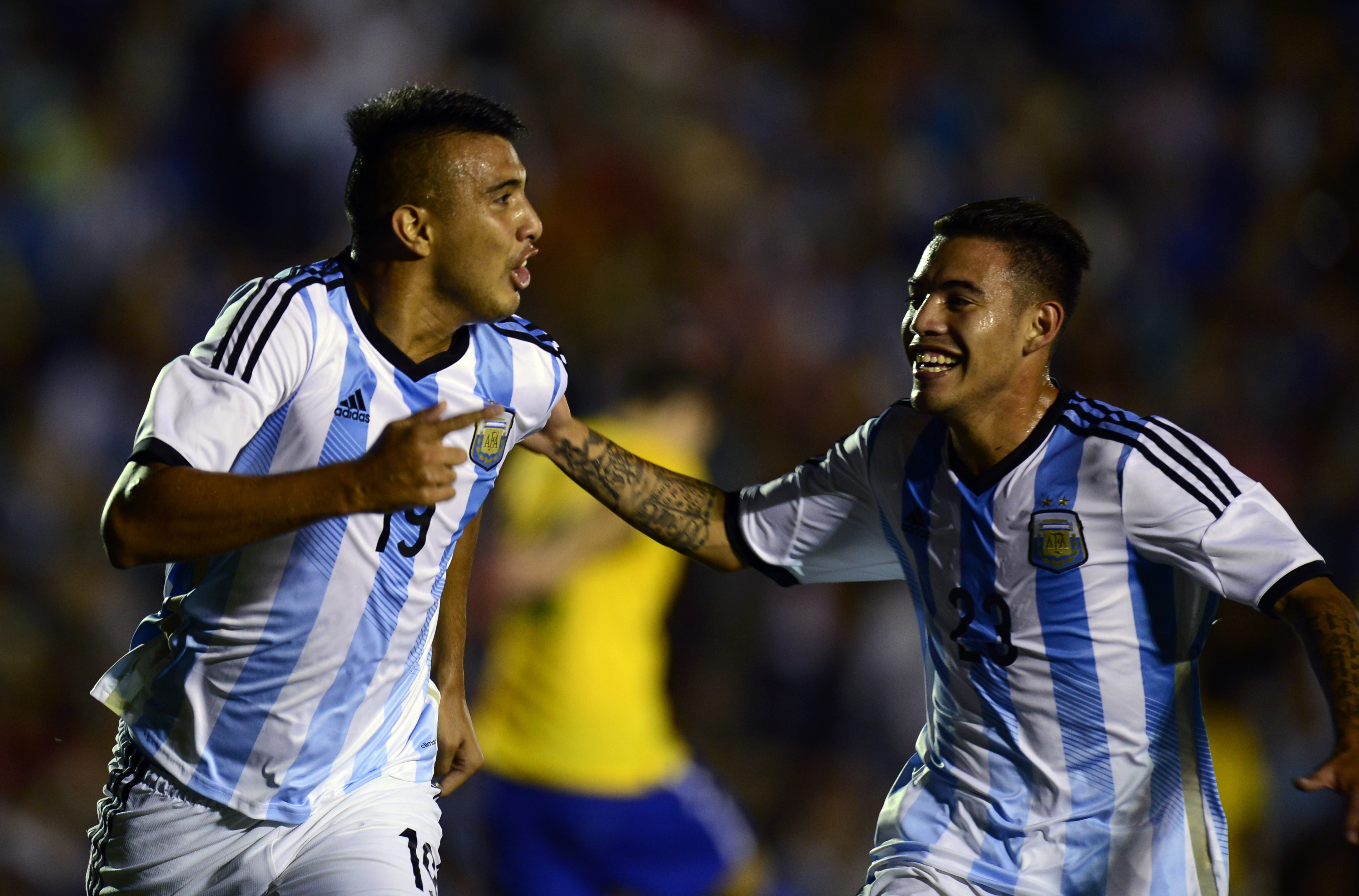 Atacante argentino Rodrigo Contreras comemora o gol da vitória contra o Brasil, em Montevidéu