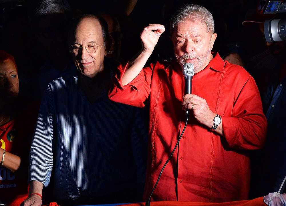 Ex-presidente Lula realiza discurso em caminhão de som, durante protesto a favor do governo, na Avenida Paulista, em São Paulo (SP), na noite desta sexta-feira (18)