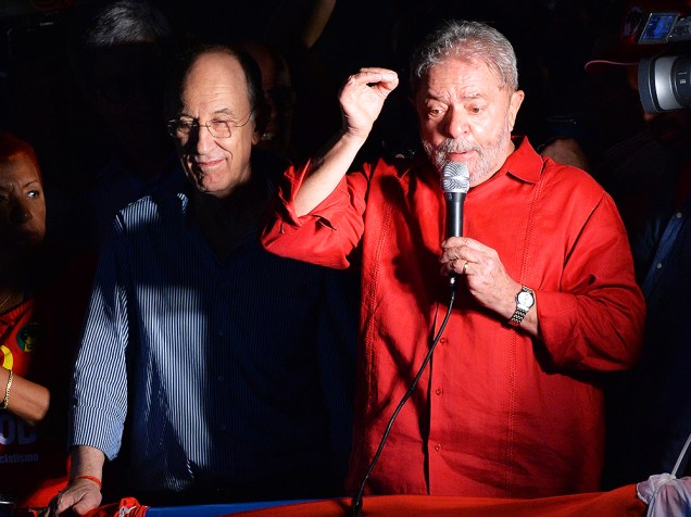 Ex-presidente Lula realiza discurso em caminhão de som, durante protesto a favor do governo, na Avenida Paulista, em São Paulo (SP), na noite desta sexta-feira (18)