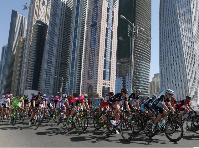 Nos Emirados Árabes, a segunda edição do Tour de Dubai levou milhares de ciclistas às ruas para competição