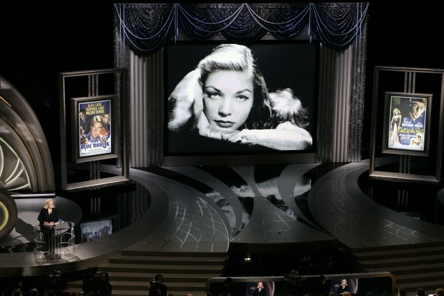 Lauren Bacall (no canto) apresenta homenagem ao filme noir no Oscar 2006