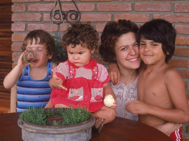 Elis Regina com os filhos João Marcello, Pedro e Maria Rita em 1978