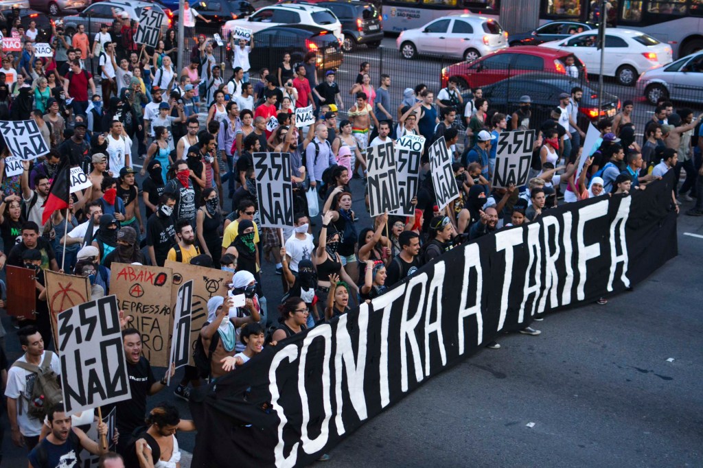 Protesto de integrantes do Movimento Passe Livre (MPL) interrompe o trânsito na Avenida Radial Leste em São Paulo
