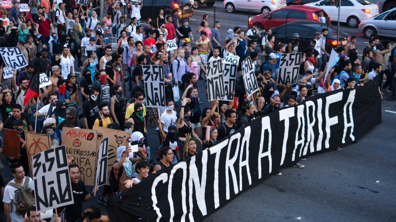 Protesto de integrantes do Movimento Passe Livre (MPL) interrompe o trânsito na Avenida Radial Leste em São Paulo