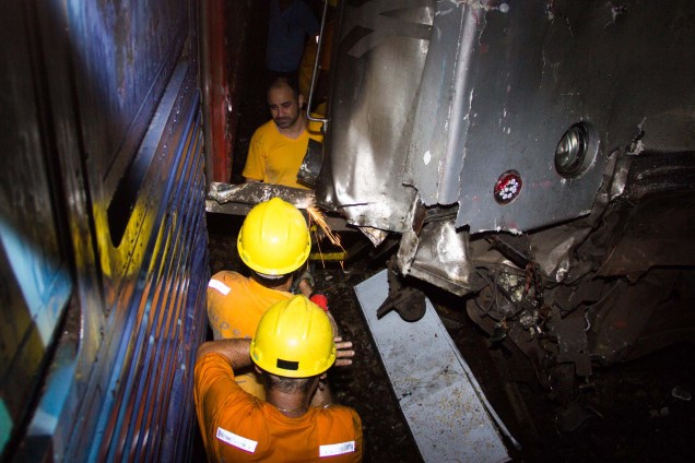 Acidente entre dois trens deixa cerca de 40 feridos em Mesquita (RJ). Segundo concessionária, uma composição bateu na traseira de outra