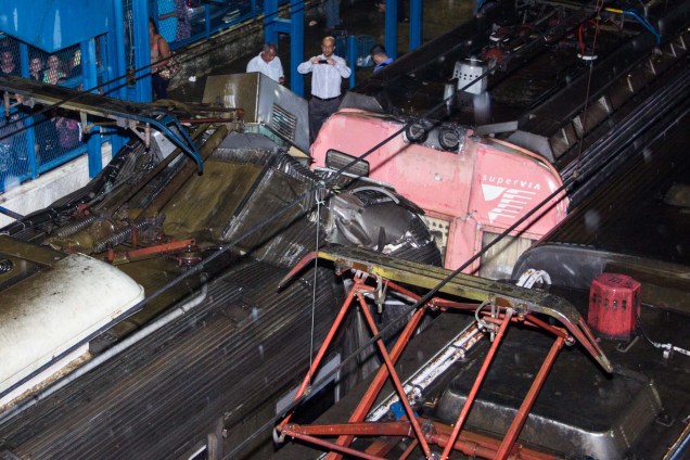 Acidente entre dois trens deixa cerca de 40 feridos em Mesquita (RJ). Segundo concessionária, uma composição bateu na traseira de outra