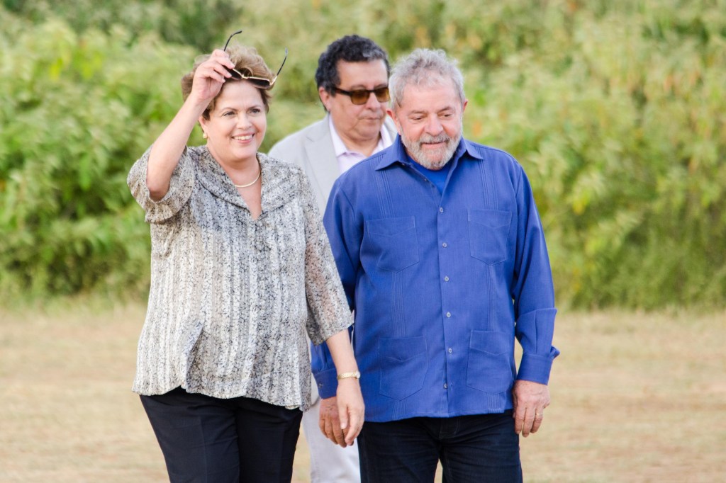Dilma e Lula em Batatinha: presente a Dona Nalvinha