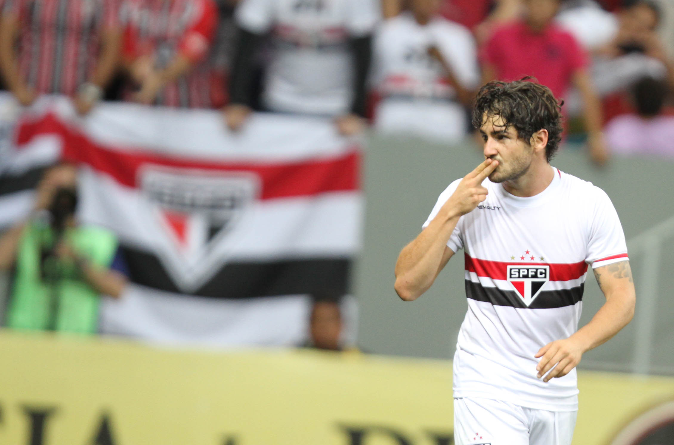 Pato comemora o quarto gol do São Paulo contra o Botafogo