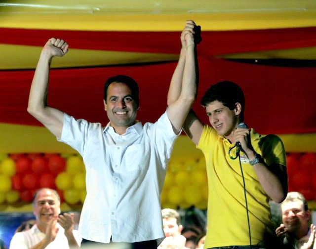 O candidato ao governo de Pernambuco, Paulo Câmara (PSB), ao lado do filho de Eduardo Campos, João Henrique, durante comício na Mata Sul/PE - 22/09/2014