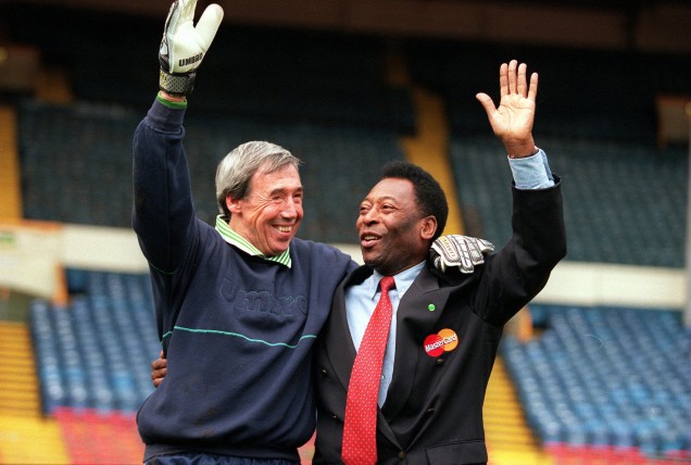 Ex-goleiro inglês Gordon Banks reencontra Pelé em uma gravação para a Mastercard, em 2000. Trinta anos antes, Banks fez uma das mais belas defesas da história do futebol em cabeçada do rei na Copa do México Ex-goleiro inglês Gordon Banks reencontra Pelé em uma gravação para a Mastercard, em 2000. Trinta anos antes, Banks fez uma das mais belas defesas da história do futebol em cabeçada do rei na Copa do México