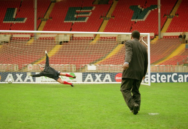 Pelé cobra pênalti em Wembley, contra o ex-goleiro Gordon Banks, em gravação de comercial da Mastercard Pelé cobra pênalti em Wembley, contra o ex-goleiro Gordon Banks, em gravação de comercial da Mastercard