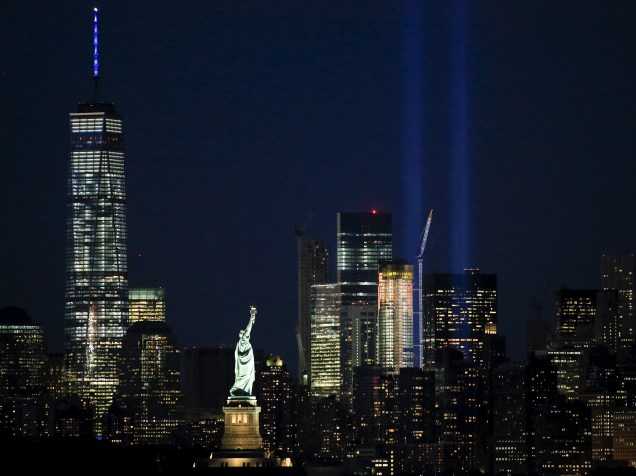 Tributo é aceso próximo à Estátua da Liberdade em homenagem às torres gêmeas, no aniversário de 14 anos do atentado do 11 de setembro, em Nova York