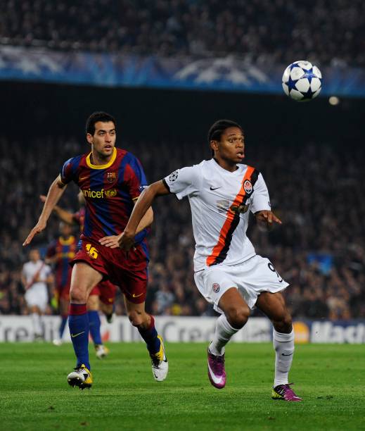 Luiz Adriano, do Shakhtar, disputa bola com Busquets, do Barcelona, na Liga dos Campeões de 2011, no Camp Nou