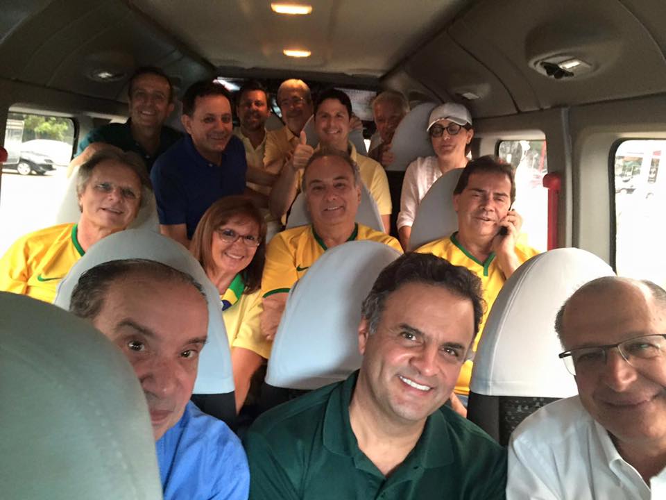 Tucanos vão de van para o protesto contra Dilma e o PT na Avenida Paulista, em São Paulo (SP)