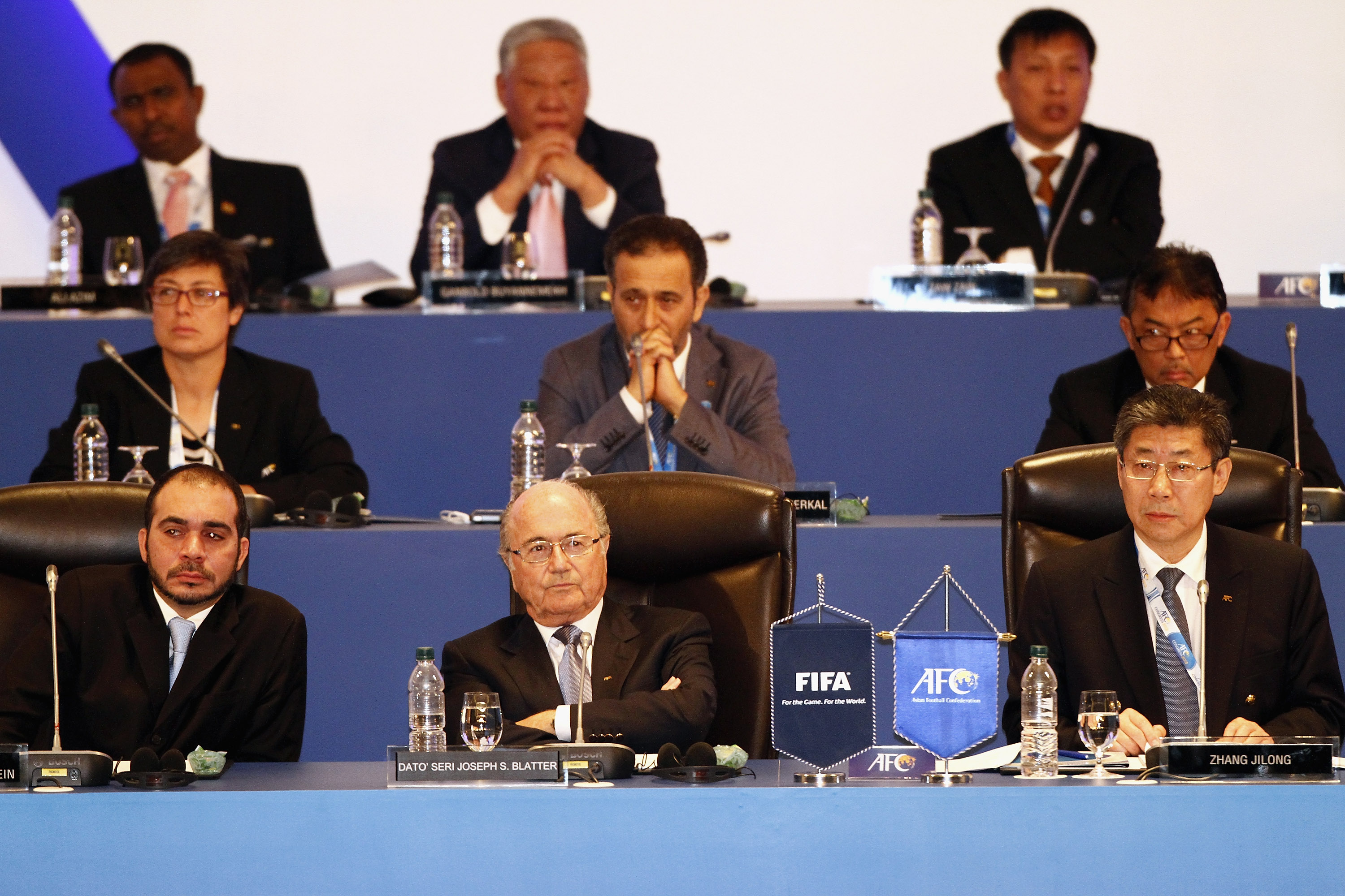 Ali Bin Al Hussein e Joseph Blatter em um congresso da Fifa em Kuala Lumpur, em 2013