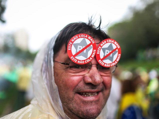 Protesto contra o governo da presidente Dilma Rousseff (PT), do Parque Moinhos de Vento até Redenção, em Porto Alegre (RS), neste domingo (16)