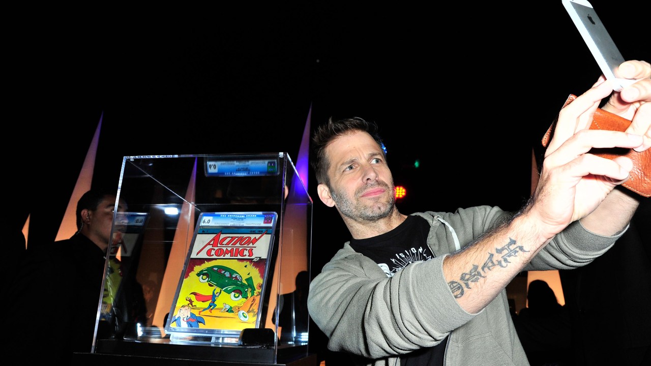 O diretor Zack Snyder, de 'O Homem de Aço', tira selfie com a revista 'Action Comics #1'