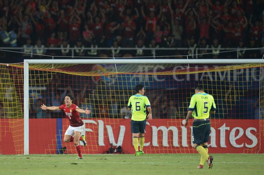 Elkeson marca o gol do título da Liga dos Campeões da Ásia pelo Guangzhou Evergrande da China