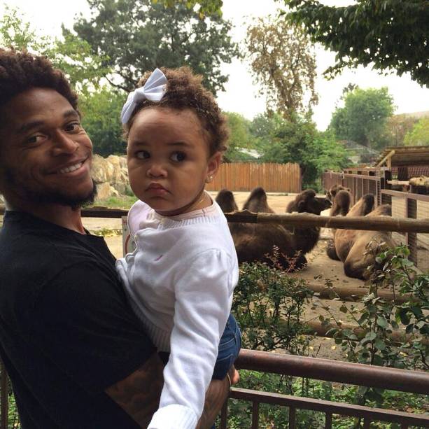 Luiz Adriano passeia com a filha Alícia por um zoológico de KIev