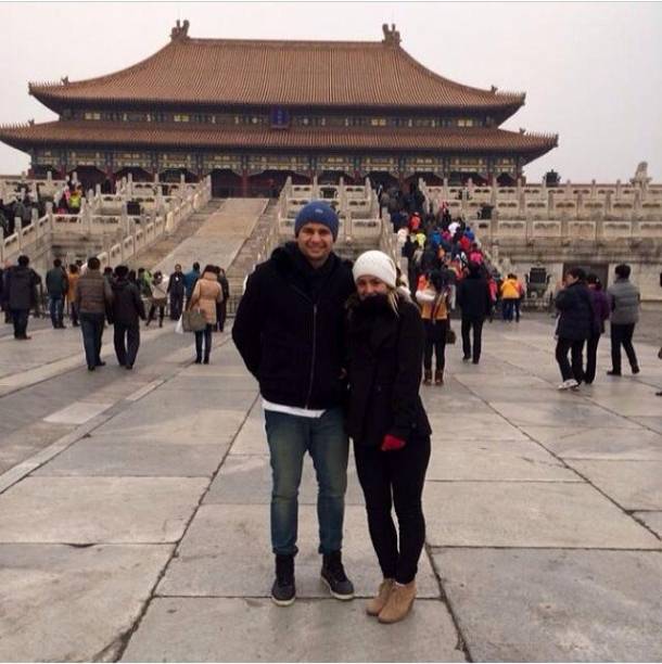 Elkeson e a namorada conhecem a Cidade Proibida, um dos pontos turísticos mais famosos de Pequim, na China