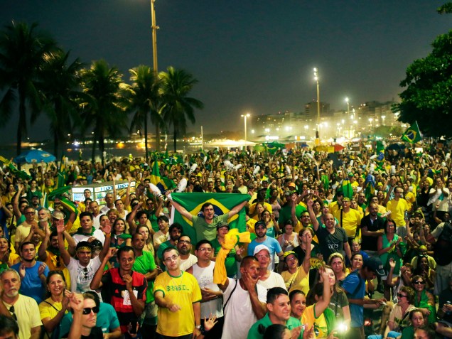 Em Copacabana, manifestantes comemoram os votos positivos ao Impeachment na Câmara dos Deputados - 17/04/2016