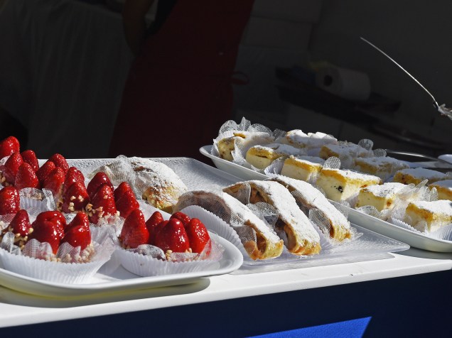 Tortas de morango, bolos e doces diversos à venda na barraca da Bulgária na 20ª Festa do Imigrante. A festa começou no domingo 14 e continua neste sábado e domingo (20 e 21), com bilheteria aberta das 10h às 17h no Museu da Imigração, em São Paulo