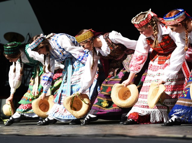 Apresentação do grupo de folclore e danças lituanas Rambynas se apresenta durante a 20ª Festa do Imigrante. A festa começou no domingo 14 e continua neste sábado e domingo (20 e 21), com bilheteria aberta das 10h às 17h no Museu da Imigração, em São Paulo