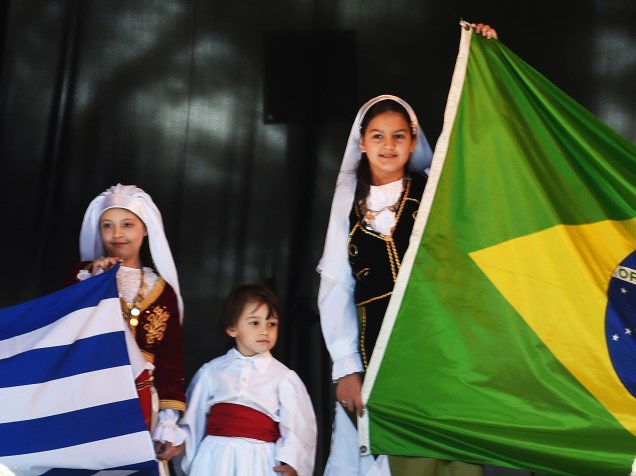 Apresentação do Pedilea, Grupo folclórico de danças gregas, termina com crianças segurando bandeiras da Grécia e do Brasil, durante a 20ª Festa do Imigrante, no Museu da Imigração, em São Paulo