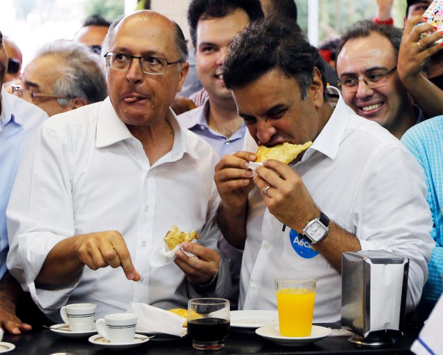 Ao lado do governador de São Paulo, Geraldo Alckmin, o candidato Aécio Neves come em restaurante de Santos (SP) durante sua campanha - 03/09/2014