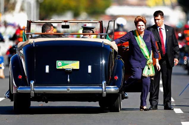 Preseidente Dilma Rousseff sai do carro após desfile civil-militar em comemoração à independência brasileira - 07/09/2014