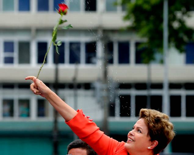 A presidente candidata à reeleição, Dilma Rousseff (PT), durante campanha em Santos, litoral paulista