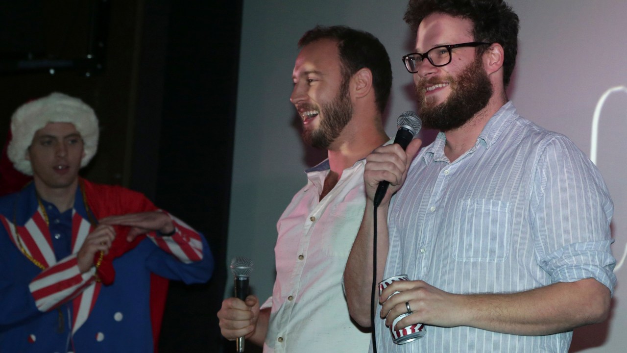 Evan Goldberg e Seth Rogen (dir), codiretores de ‘A Entrevista’, em sessão de estreia da comédia em Los Angeles