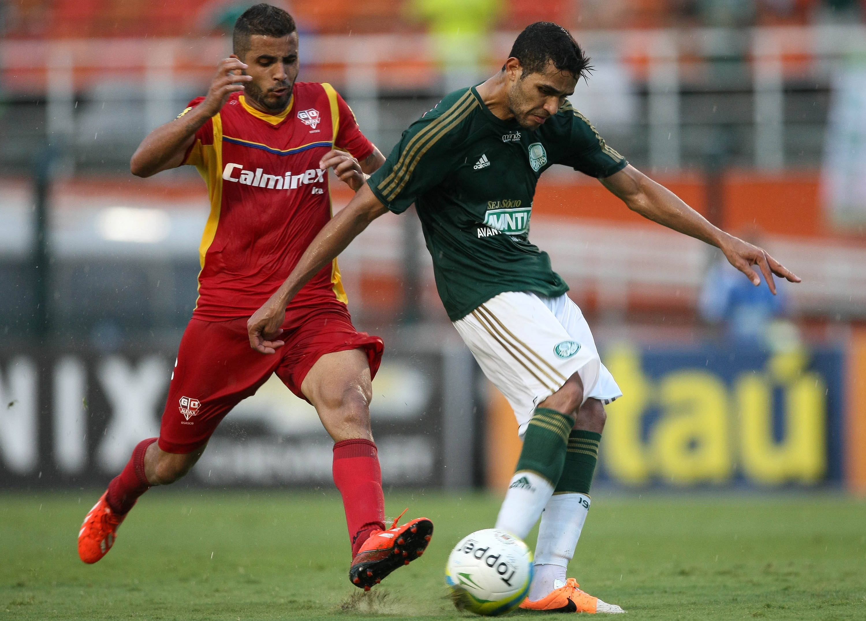 Victor Luis, do Palmeiras, disputa bola com o jogador Marcos Guilherme, Atlético-PR