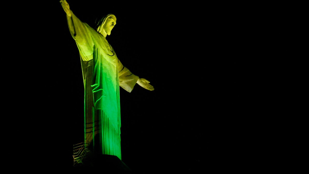 Cristo Redentor ganhou luzes verde e amarela para a Copa no Brasil