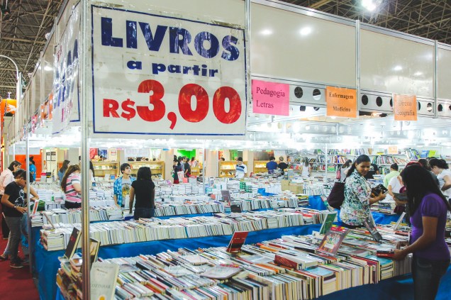 Livros em promoção nos estandes das editoras durante a 23ª Bienal do Livro de São Paulo