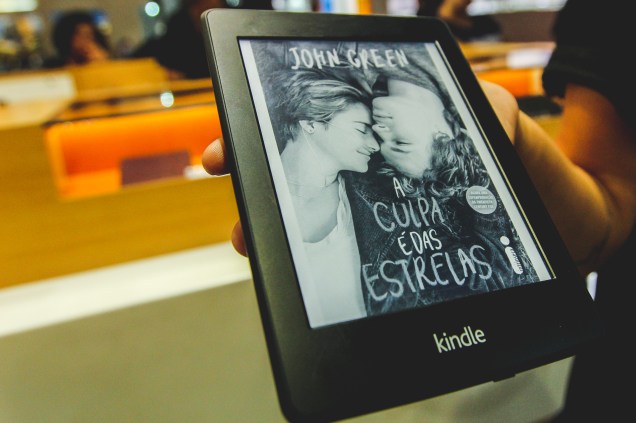 Kindle à venda no estande da Amazon durante a Bienal do Livro de São Paulo