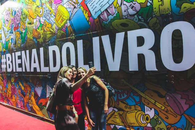 Amigas fazem selfie durante a 23ª edição da Bienal do Livro de São Paulo 