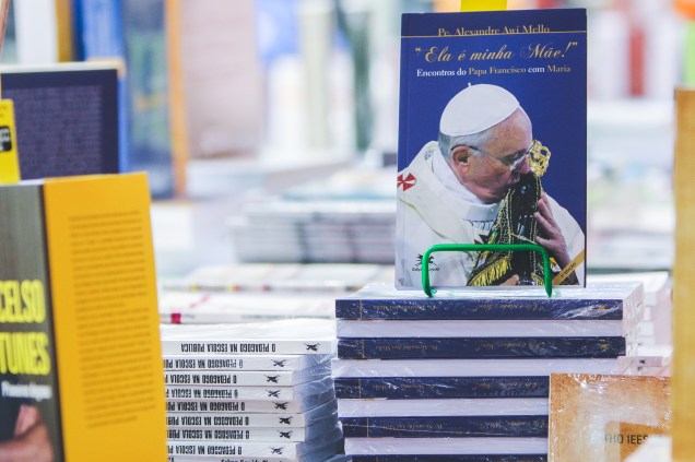 Livro sobre o papa Francisco à venda na Bienal do Livro de São Paulo