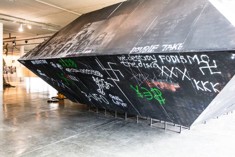 Obra AfroUFO, de Tiago Borges e Yonamine